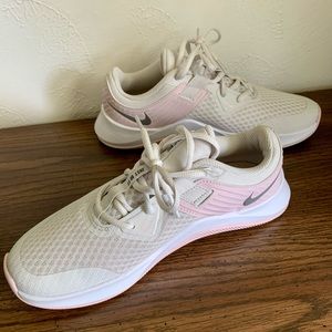 Woman’s MC trainer shoes (NIKE)